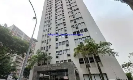 Conjunto comercial 135m², 03 salas e 03 banheiros.  condomínio com recepção e portaria.    excelente localização á 5 minutos andando para a estação