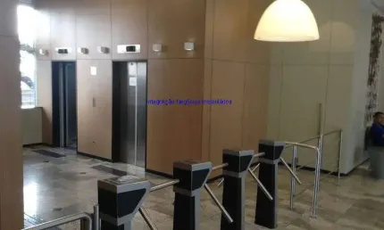 Conjunto Comercial 27,45m², 01 banheiro e 01 vaga na garagem.   Condomínio com recepção e segurança.  Excelente localização,
