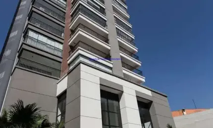 Condomínio com portaria, segurança, piscina, academia, salão de festas e playground.  excelente localização, á 3 minutos andando para a estação
