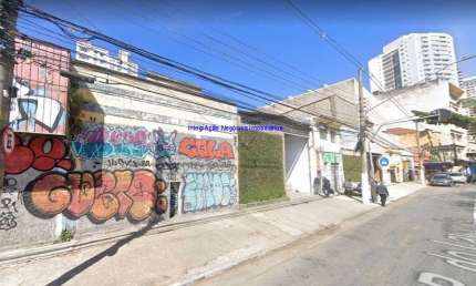 Galpão 440m² e 01 banheiro.  Excelente localização entre as Ruas Diogo Vaz,  Scuvero e dos Tapes; Próximo da estação do metrô São Joaquim.