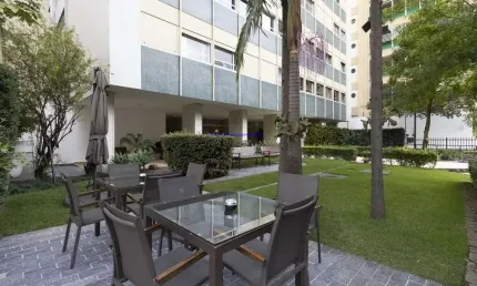 Apartamento 213,50m², 03 dormitórios (sendo suítes), 04 banheiros, 02 vagas na garagem.  Condomínio com portaria e segurança.  Ótima localização