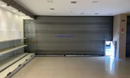 Loja 590m² e 02 banheiros.  Excelente localização, á 6 minutos andando para a estação do metrô Republica; Entre as Ruas Amaral Gurgel, Santa Isabel