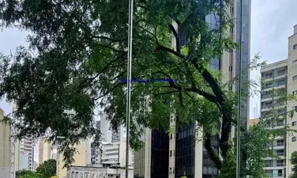 Apartamento 240m², 03 dormitórios (sendo 01 suíte) e 02 banheiros.  Condomínio com portaria e segurança.  Excelente localização entre as Ruas Genebra,