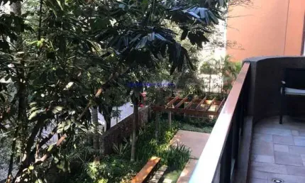 Apartamento 245m², 03 dormitórios (sendo suítes), 04 banheiros e 03 vagas de garagem.  Condomínio com portaria, segurança, salão de festas e academia.