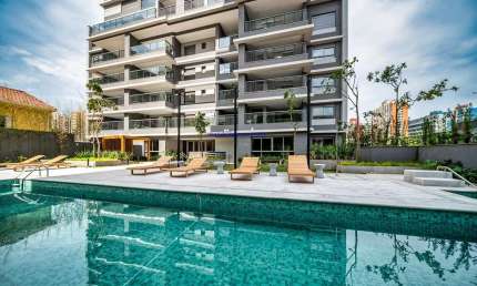 Apartamento Studio 27m², 01 dormitório e 01 banheiro. (Fotos ilustrativas).  Condomínio com portaria, segurança, piscina e academia.  Excelente