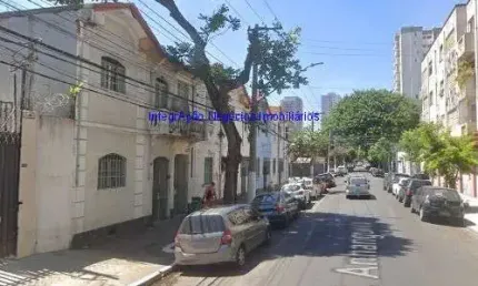 Casa 300m², 03 dormitórios e 02 banheiros.  Excelente localização, entre as Ruas Solimões, Salescópolis e Avenida Rudge.