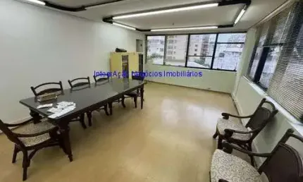 Conjunto comercial 32m²,  02 banheiros e 01 vaga de garagem.  condomínio com portaria, segurança e recepção.  excelente localização