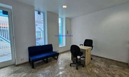 Sobrado Comercial 380m², 10 salas, 06 banheiros e 01 vaga de garagem.  Excelente localização entre as Ruas Potenji, Pageú e Praça Benjamin Reginato;