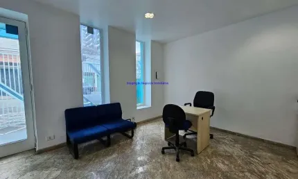 Sobrado Comercial 380m², 10 salas, 06 banheiros e 01 vaga de garagem.  Excelente localização entre as Ruas Potenji, Pageú e Praça Benjamin Reginato;