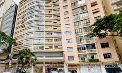 Apartamento 136m², 02 dormitórios (sendo 01 suíte) e 02 banheiros.  Condomínio com portaria e segurança.  Excelente localização