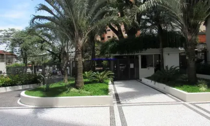 Apartamento 100m², 02 dormitórios, 01 banheiro e 01 vaga de garagem.  Condomínio com segurança e portaria.  Excelente localização