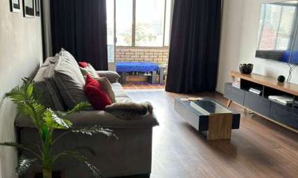 Apartamento 138m², 02 dormitórios, 02 banheiros e 01 vaga de garagem.  Condomínio com portaria  e segurança.   Excelente localização