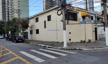 Casa 190m², 03 dormitórios (sendo 01 suíte), 04 banheiros e 02 vagas de garagem.  Excelente localização entre as Ruas Morgado de Mateus, Nakaya