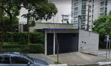 Sobrado Comercial 350m³, 06 salas, 06 banheiros e 08 vagas na garagem..  Excelente localização entre as Ruas Antônio de Macedo Soares, Volta Redonda.