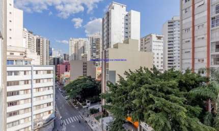 Apartamento 55m², 01 dormitório, 01 banheiro e 01 vaga de garagem .  Condomínio com recepção e segurança.  Excelente localização