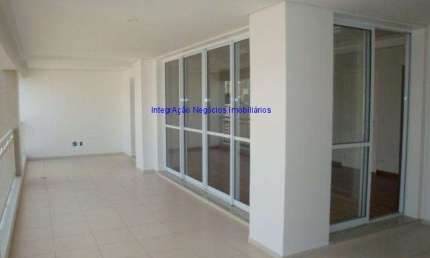 Apto de 159 m² com 2 vagas / 3 suítes (com armários e camas) / cozinha completa / área de serviço montada.
