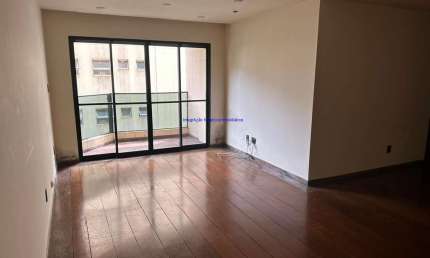 Apartamento 140m², 03 dormitórios, 03 banheiros e 02 vagas de garagem.  Condomínio com portaria, segurança, piscina e academia.  Excelente localização