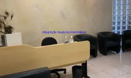 Conjunto comercial, 04 salas e 03 banheiros.  condomínio com recepção e segurança.  excelente localização á 2 minutos andando para a estação do metrô