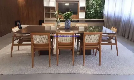 Apartamento 267m², 04 dormitórios (sendo 02 suítes), 03 banheiros e 02 vagas na garagem.   Condomínio com portaria e segurança.  Excelente localização