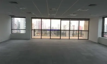 Condominio com portaria e segurança.  ao lado da berrini, marg. pinheiros, estação campo belo do metro, região de excelente infraestrutura.