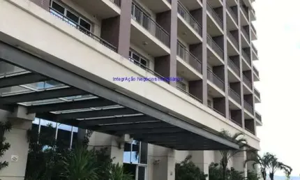 Conjunto comercial 62m², 01 copa, 01 banheiro e 01 vaga na garagem. Piso flutuante em peças granito, copa com cuba e bancada armários.  Condomínio