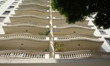 Apartamento 220m² (com ou sem MOBILIA), 04 dormitórios (sendo 01 suíte), 04 banheiros e 02 vagas de garagem.  Condomínio com recepção e segurança.