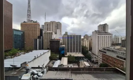 Apartamento 41m², 01 dormitório e 01 banheiro.  Condomínio com recepção e segurança.  Excelente localização