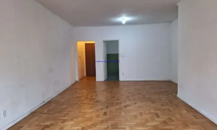 Condomínio com área comum na cobertura para convívio social e salão de festa no condomínio, além de portaria e segurança.