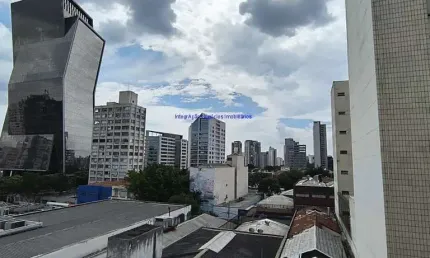 Apartamento 50m², 01 dormitório e 01 banheiro.  Condomínio com portaria e segurança.  Excelente localização, á 5 minutos andando para a estação