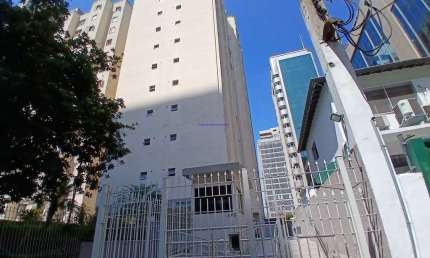 Apartamento 70m², 02 dormitórios, 01 banheiro e 01 vaga de garagem.  Condomínio com portaria, segurança, piscina, academia, churrasqueira