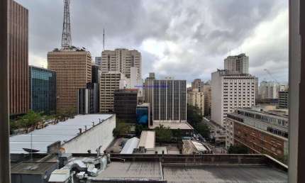 Apartamento 41m², 01 dormitório e 01 banheiro.  Condomínio com recepção e segurança.  Excelente localização