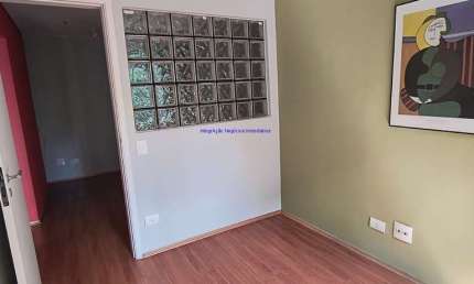 Conjunto Comercial 33m², 01 banheiro e 01 vaga na garagem.  Condomínio com recepção e segurança 24hrs.  Excelente localização.