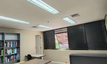 Conjunto Comercial 35m²,  01 banheiro e 01 vaga de garagem.  Condomínio com portaria, segurança e recepção.  Excelente localização á 7 minutos andando