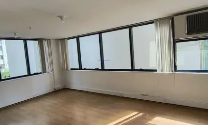 Conjunto Comercial 35m²,  02 banheiros e 01 vaga de garagem.  Condomínio com portaria, segurança e recepção.  Excelente localização