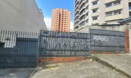 Casa 400m², 03 dormitórios, 03 banheiros e 03 vagas de garagem.  Excelente localização entre as Ruas Aimberê,  Ministro Gastão de Mesquita e Apinajes