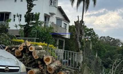 Casa 230,6m², 03 dormitórios (sendo 01 suíte), 03 banheiros e 06 vagas de garagem.  Condomínio com segurança, Piscina, academia, pracinha e quadras.