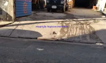 Galpão 350m², 02 banheiros.    Excelente localização entre as Ruas Itaguajé, Ubaitaba e Nossa Senhora das Mercês.