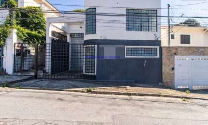 Galpão 600m², 02 banheiros e 02 vagas de garagem.  Excelente localização, entre as Ruas Dinieper, Andre Kohle e Camburiú.