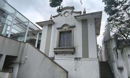 Casa 300m², 05 dormitórios (sendo suítes), 07 banheiros e 03 vagas de garagem.  Excelente localização entre as Ruas Voluntários da Pátria
