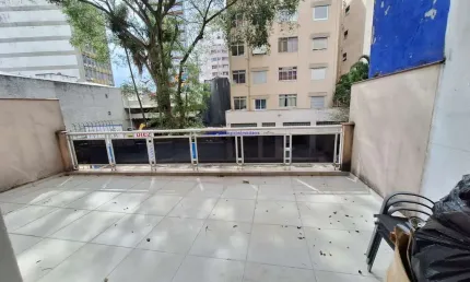 Apartamento 70m², 01 dormitório, 02 banheiros, 01 área de serviço e quintal.   Excelente localização, à 9 minutos caminhando da Estação do Metrô