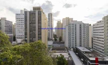 Apartamento 240m², 04 dormitórios (sendo 01 suíte), 03 banheiros e 01 vaga na garagem.  Condomínio com portaria, segurança, playground e jardim.