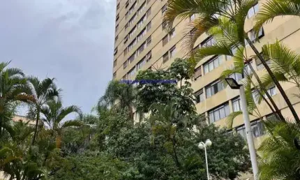 Apartamento 98m², 02 dormitórios, 01 escritório, 02 banheiros e 02 vagas de garagem.  Condomínio com portaria e segurança.  Excelente localização