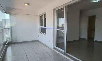 Apartamento 135m², 03 dormitórios (sendo 01 suíte), 02 banheiros e 02 vagas na garagem.  Condomínio com portaria, segurança, piscina, academia