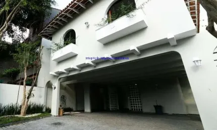 Casa comercial com 600 m², 18 cômodos, 6 banheiros e 6 vagas. Anteriormente utilizada como loja.   Bairro conhecido por sua infraestrutura moderna,
