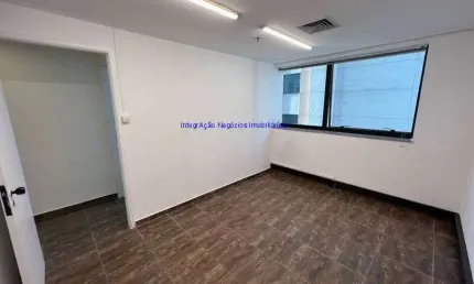 Conjunto Comercial 42m², 03 salas, 01 espaço para copa, 02 banheiros e 02 vagas na garagem.  Condomínio com Recepção e Segurança.   Excelente