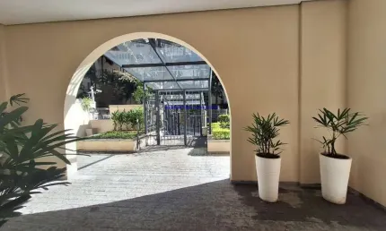 Apartamento 43m², 01 dormitório, 01 banheiro e 01 vaga de garagem.  Condomínio com recepção, segurança, piscina e academia.  Excelente localização