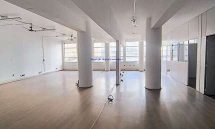 Conjunto Comercial 194m², 01copa e 02 banheiros.   Condomínio com recepção e segurança.  Excelente localização á 2 minutos andando para a estação