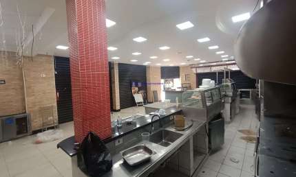 Loja 270m² e 02 banheiros.  Excelente localização, á 3 minutos andando para a estação do metrô São Bento; Entre as Ruas do Comercial