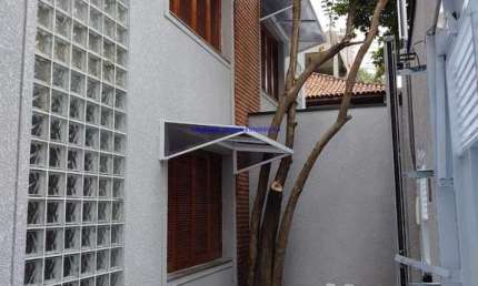 Casa 150m², Piso superior: 02 dormitórios, (sendo 02 suítes com sacadas), e 01 banheiro social.  Piso inferior: 01 sala grande para dois ambientes