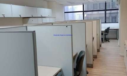 Conjunto Comercial 70m²  (com ou sem mobília), 02 banheiros e 01 vaga na garagem.  Condomínio com recepção e segurança 24hrs.  Excelente localização